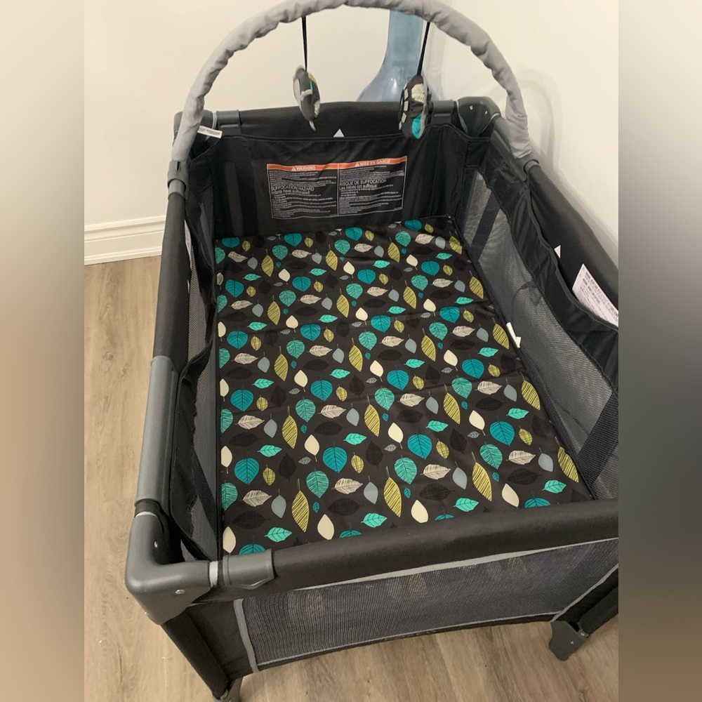 **BRAND NEW** Portable baby playpen with travel bag